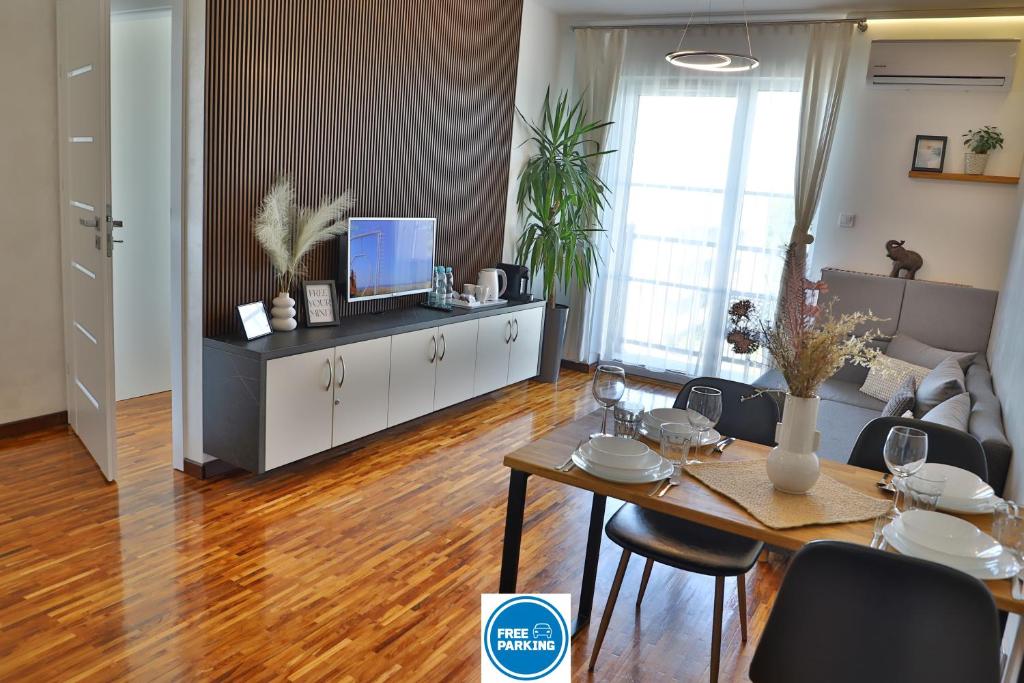 华沙Praga Premium Comfort的客厅配有餐桌和电视