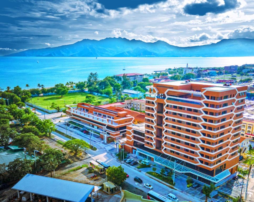 奥隆阿波The Aurora Subic Hotel Managed By HII的城市的空中海景