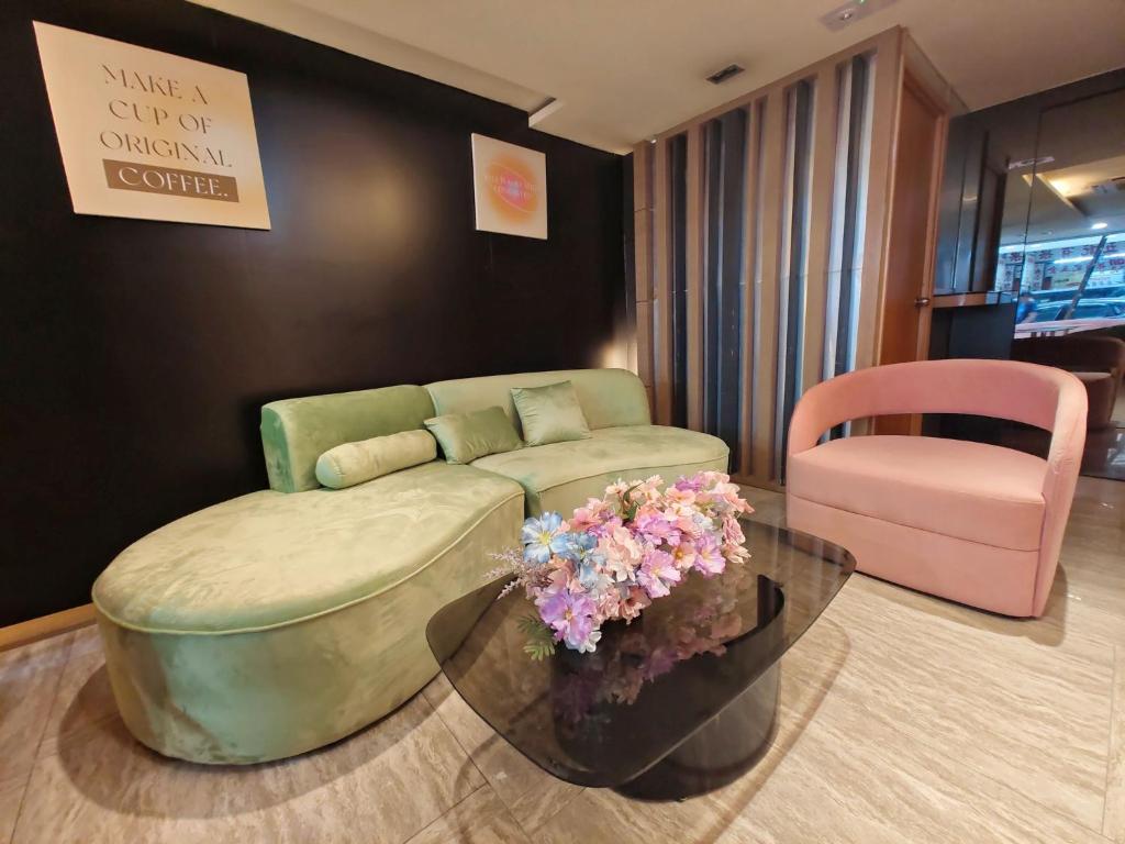 香港Metacity MK 名廸旺角的客厅配有沙发、桌子和椅子