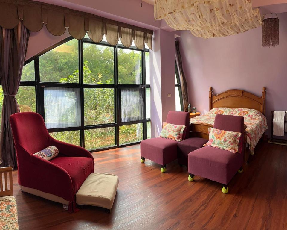 三义慕哲哈比屋 的一间卧室配有一张床、椅子和窗户。