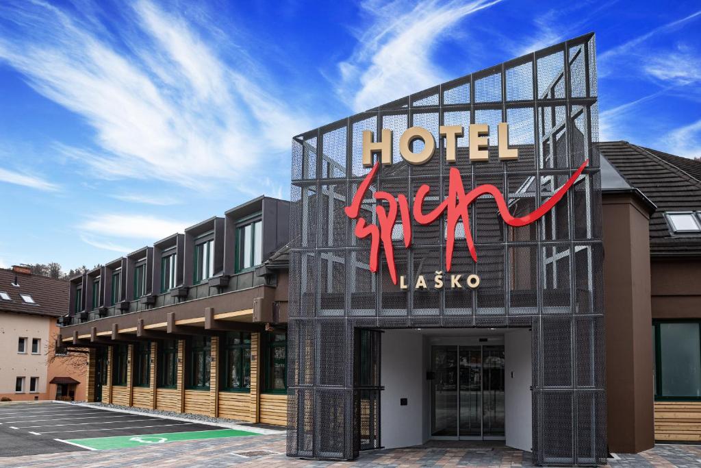 拉什科Hotel Špica Laško的大楼前的酒店标志