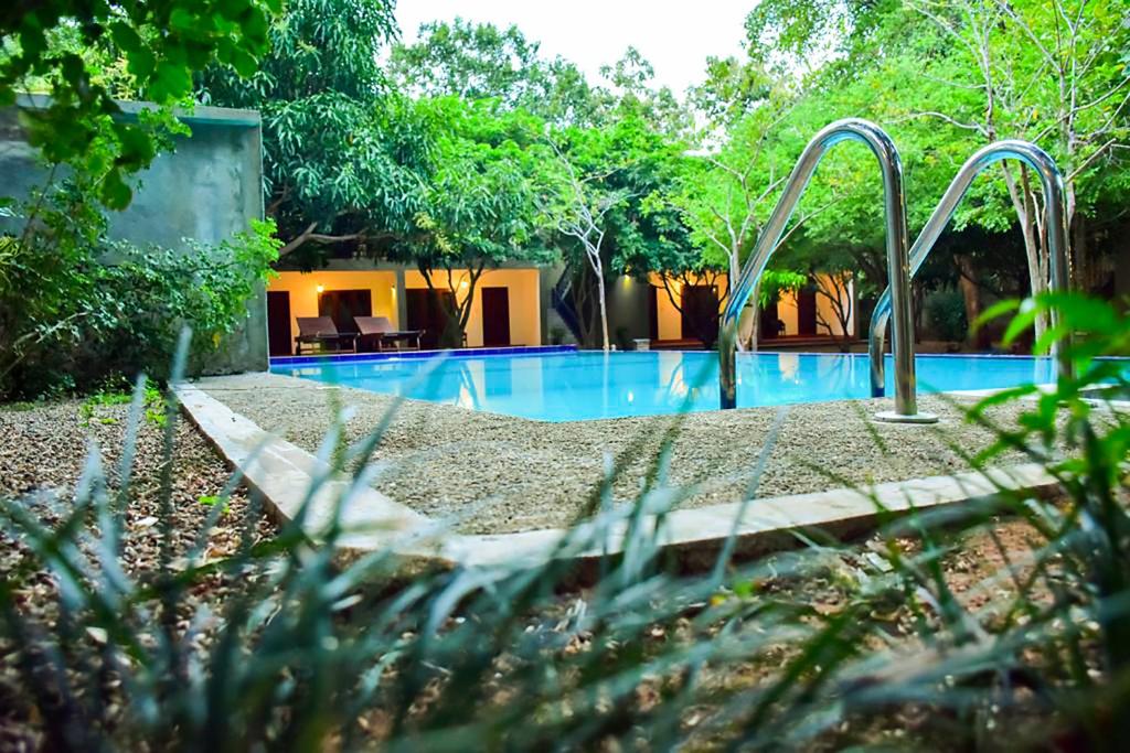 锡吉里亚Tropicara Resort的庭院中间的游泳池