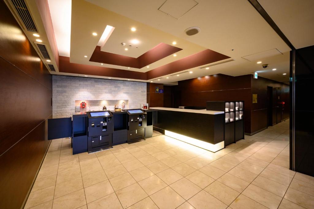 东京浅草京坂酒店的一间设有蓝色橱柜和柜台的大厨房