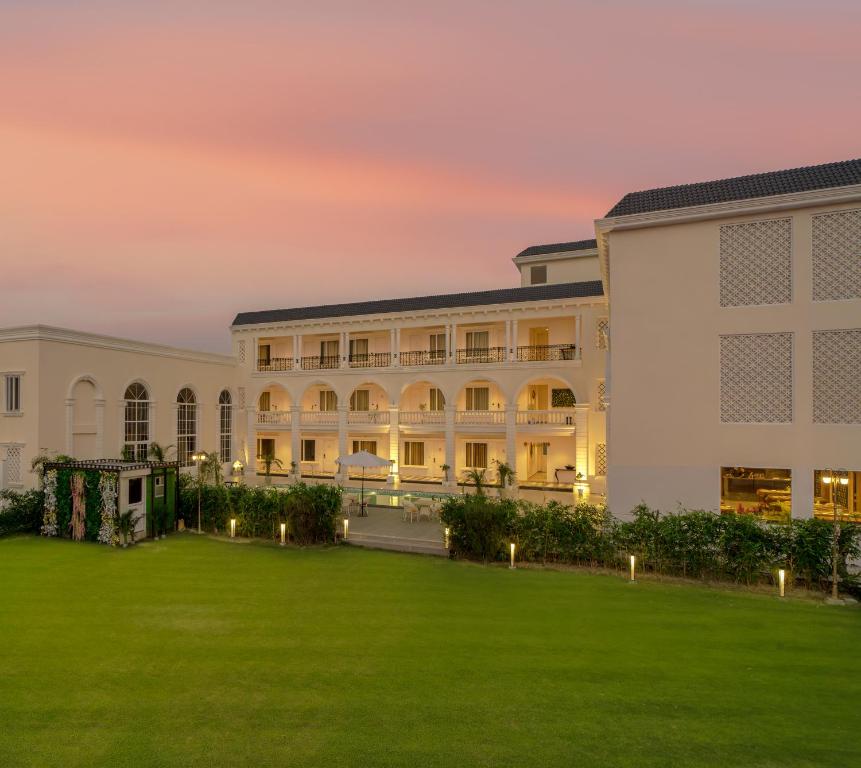 SītāpurRudra Imperial Resort的前面有草坪的建筑