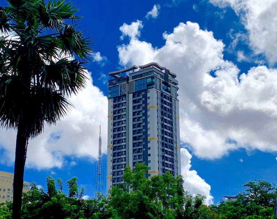 金边The View Serviced Residence 豪景日式酒店公寓的前方有棕榈树的高楼