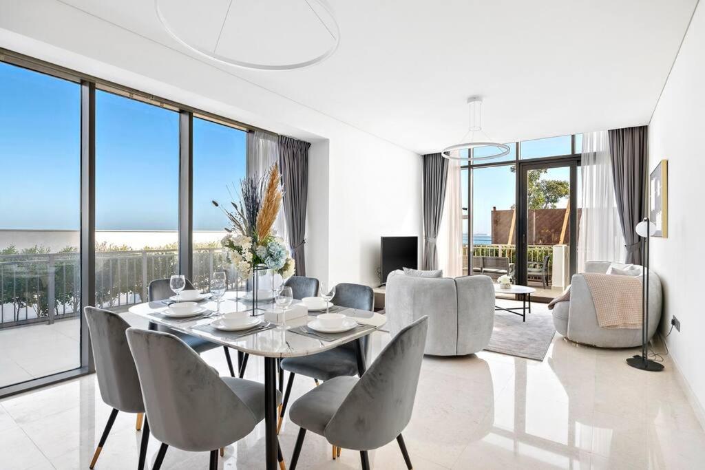 迪拜StoneTree - Anwa By Omniyat 2BR - Luxury Apartment的一间带桌椅的用餐室