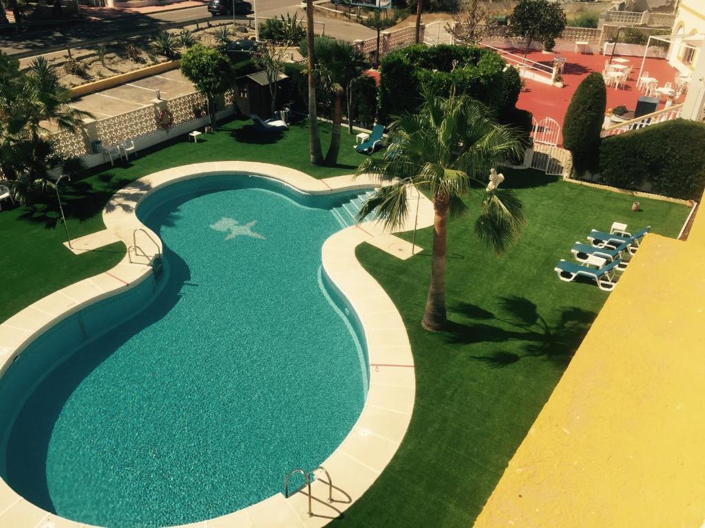 圣何塞Pension Agadir的享有度假村游泳池的顶部景致
