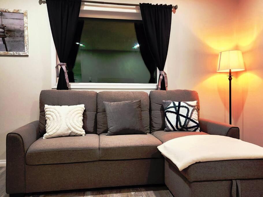 怀特霍斯Comfort First - sleeps 6的客厅设有一张沙发,配有窗户