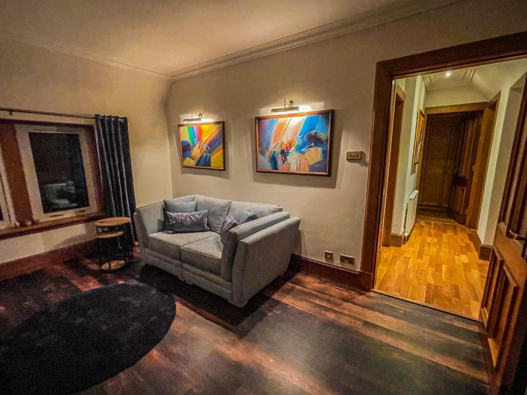 因弗内斯Cathedral Apartment的客厅配有沙发和墙上的绘画