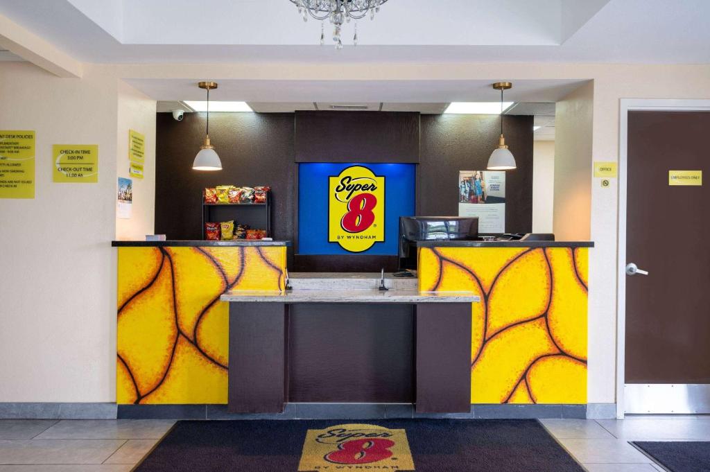 索尔兹伯里速8索尔兹伯里酒店的一间黄色和蓝色标牌的快餐店