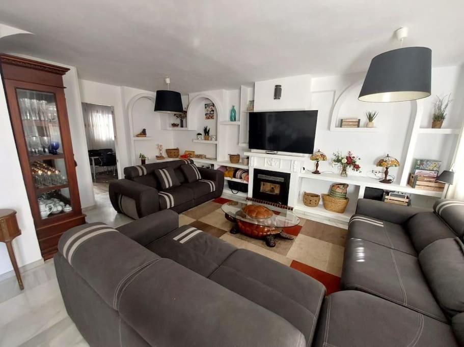 马拉加Málaga casa grande familiar的带沙发和平面电视的客厅