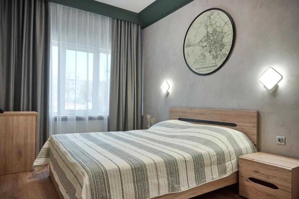 克洛佩夫尼茨基Готель Зірка的卧室配有一张床,墙上设有镜子