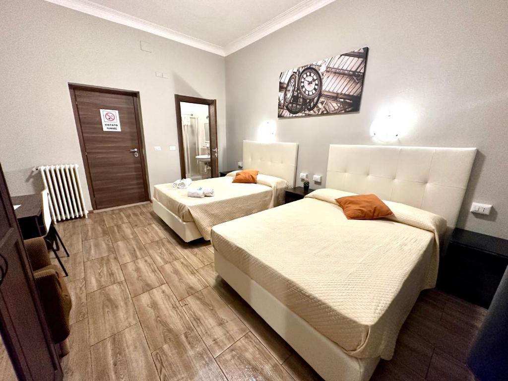 米兰Golden Milano Hotel的一间酒店客房,房间内设有两张床