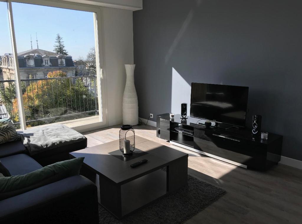 洛尔蒙Superbe appartement proche Bordeaux pied du tram的带沙发和咖啡桌的客厅