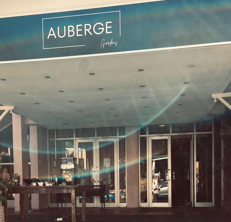 开普敦Auberge Gardens的一座建筑,上面有阅读观众重力的标志