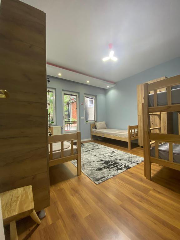普里什蒂纳City Park Hostel的客房设有两张双层床和一张沙发。
