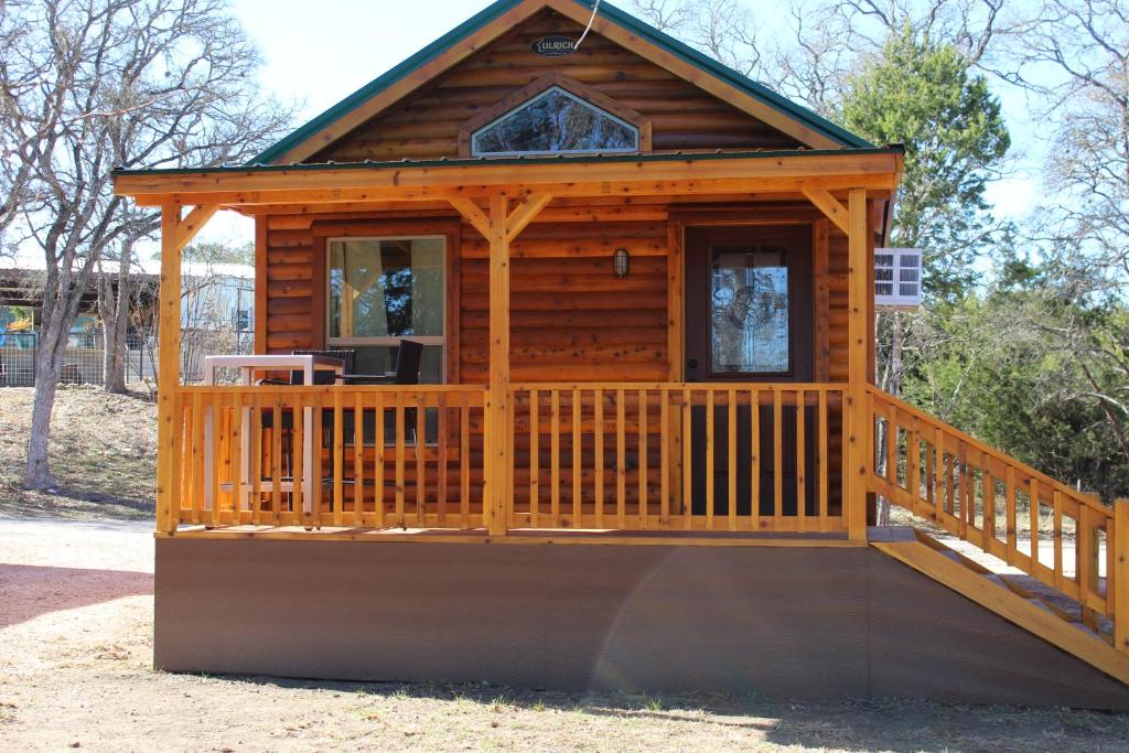 Pipe CreekAl's Hideaway Cabin and RV Space, LLC的小木屋设有门廊和门