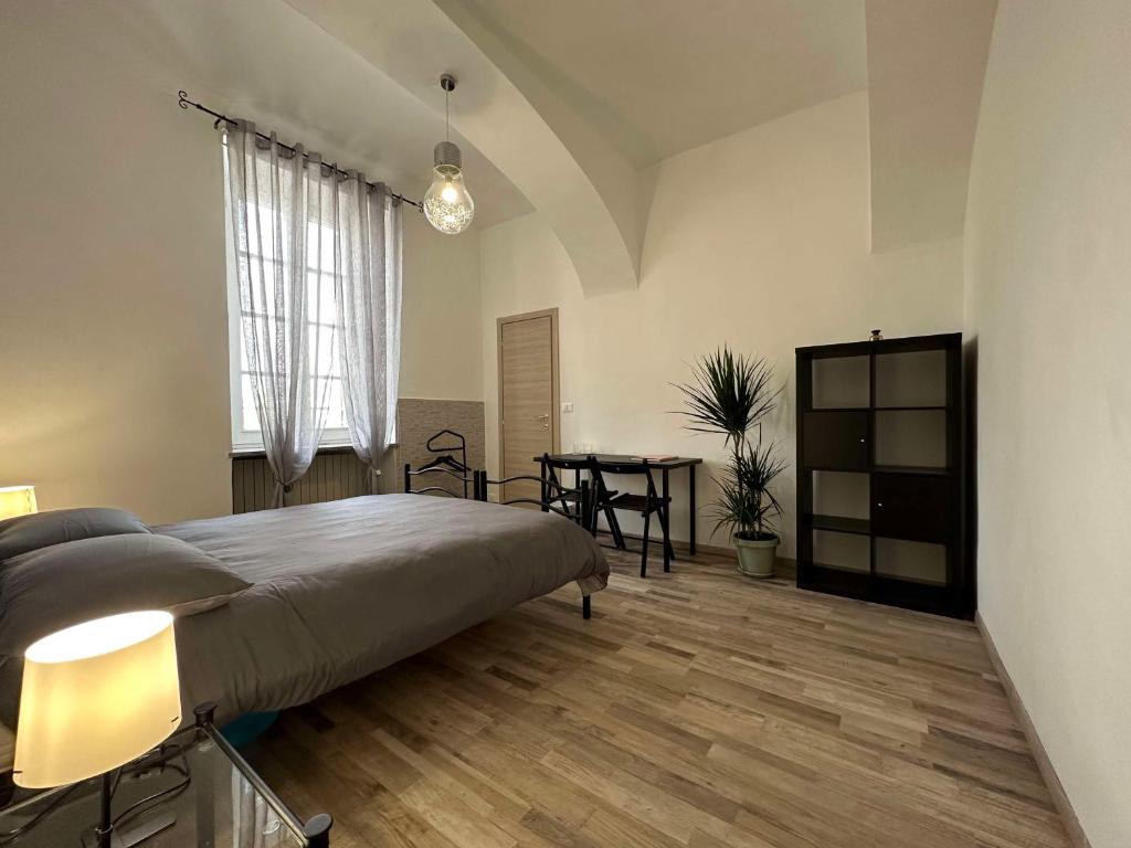 库尼奥Al Belvedere Affittacamere的一间卧室配有一张大床和一张餐桌