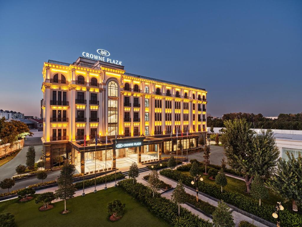 塔什干Crowne Plaza Tashkent, an IHG Hotel的黄昏时可欣赏到萨瓦酒店的景色