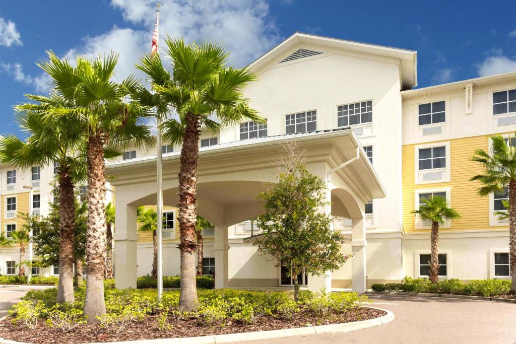 棕榈海岸Palm Coast Hotel & Suites-I-95的一座棕榈树建筑