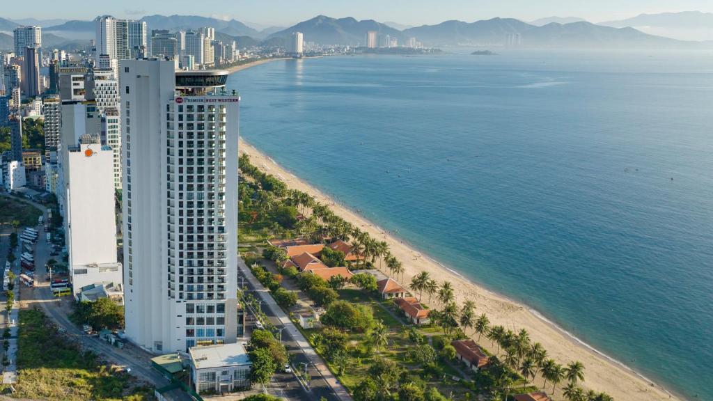 芽庄Best Western Premier Marvella Nha Trang的享有海滩和高楼空中景致