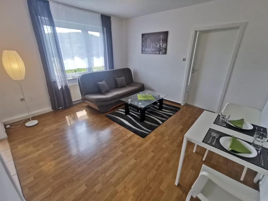 Herscheid1 room Apartment in Herscheid的客厅配有沙发和桌子
