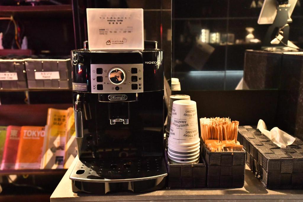 东京FL酒店 浅草東上野的咖啡壶,位于柜台上