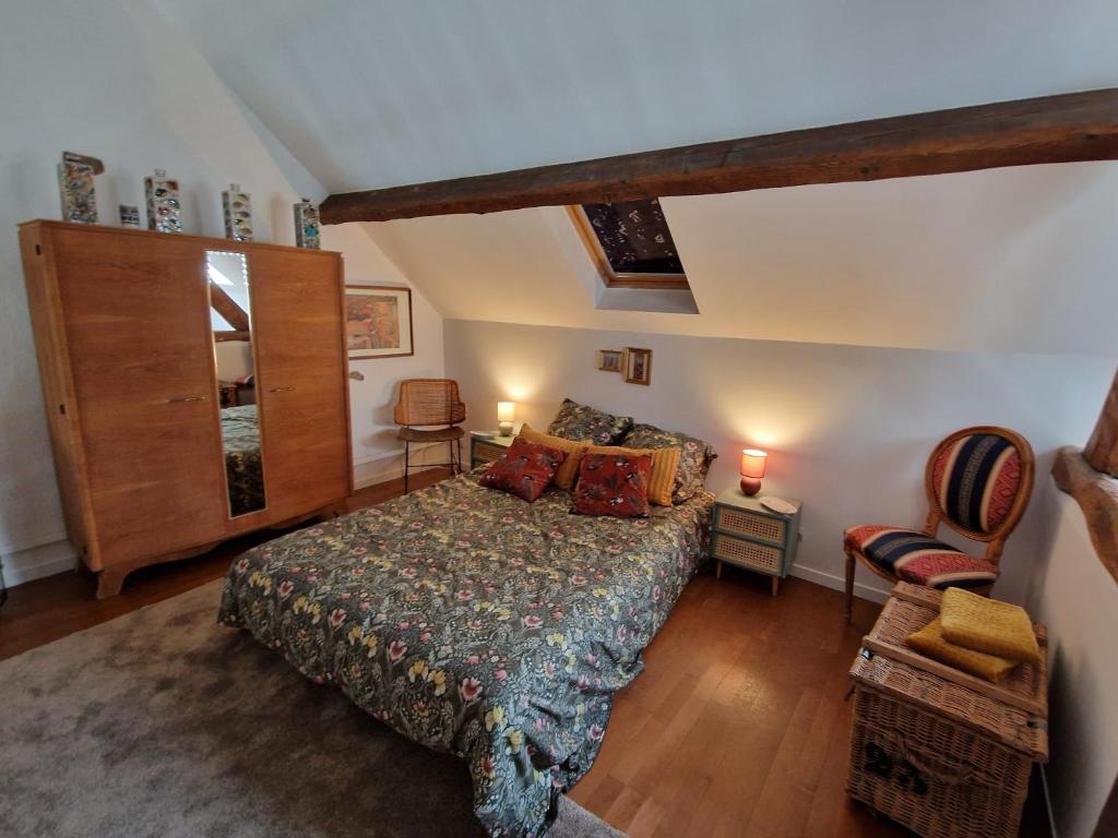 Thiers-sur-ThèveCountryhouse close to Senlis and Parc Asterix的一间卧室配有一张床和一把椅子