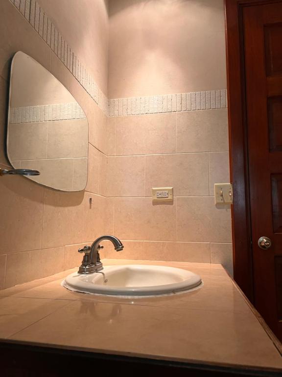 下博克特Casa familiar en Boquete的浴室水槽设有水龙头和镜子