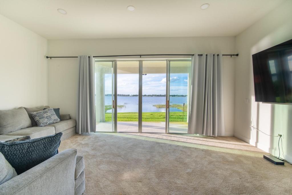 埃文帕克Avon Lakefront的带沙发和大窗户的客厅