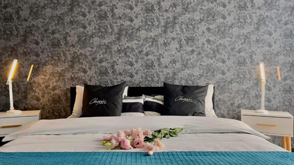 卡托维兹Parkcity Centrum的一间卧室,床上放着鲜花