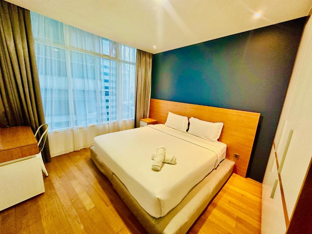吉隆坡Vortex Suites KLCC by UNIQUE的一间卧室设有一张床和一个大窗户