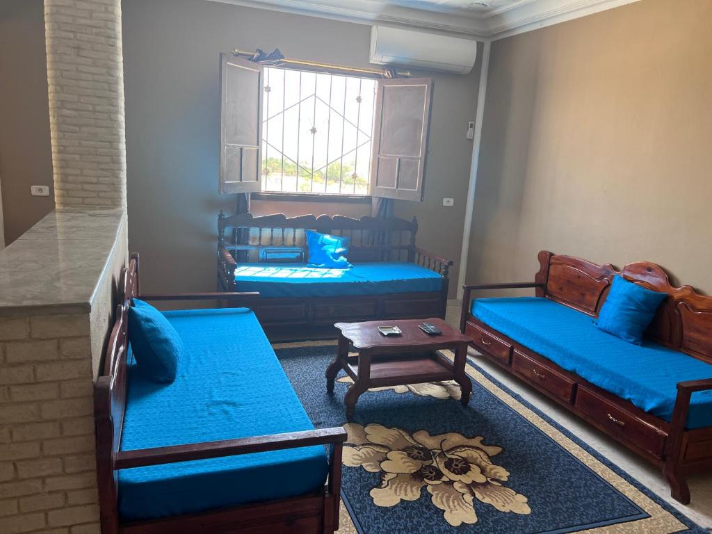 托泽尔Dar Chamsa的客厅配有两张床和一张桌子