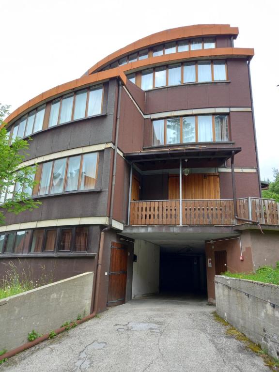 阿贝托内Le Marmotte - Appartamento的一座拥有许多窗户的大型砖砌建筑