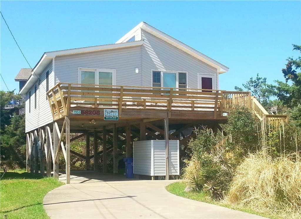 哈特勒斯7950 - Ocean by Resort Realty的正在建造一个木甲板的房子