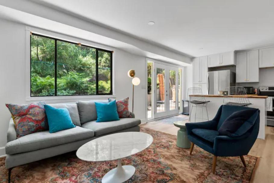 西基隆拿Mid-Century Modern Dream Retreat的客厅配有沙发和桌子