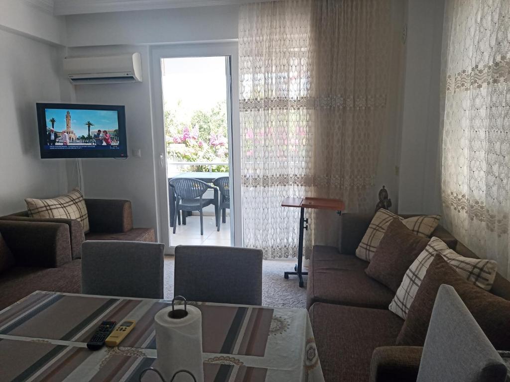 费特希耶2 Yatak Odalı Daire-Fethiye的带沙发、桌子和电视的客厅
