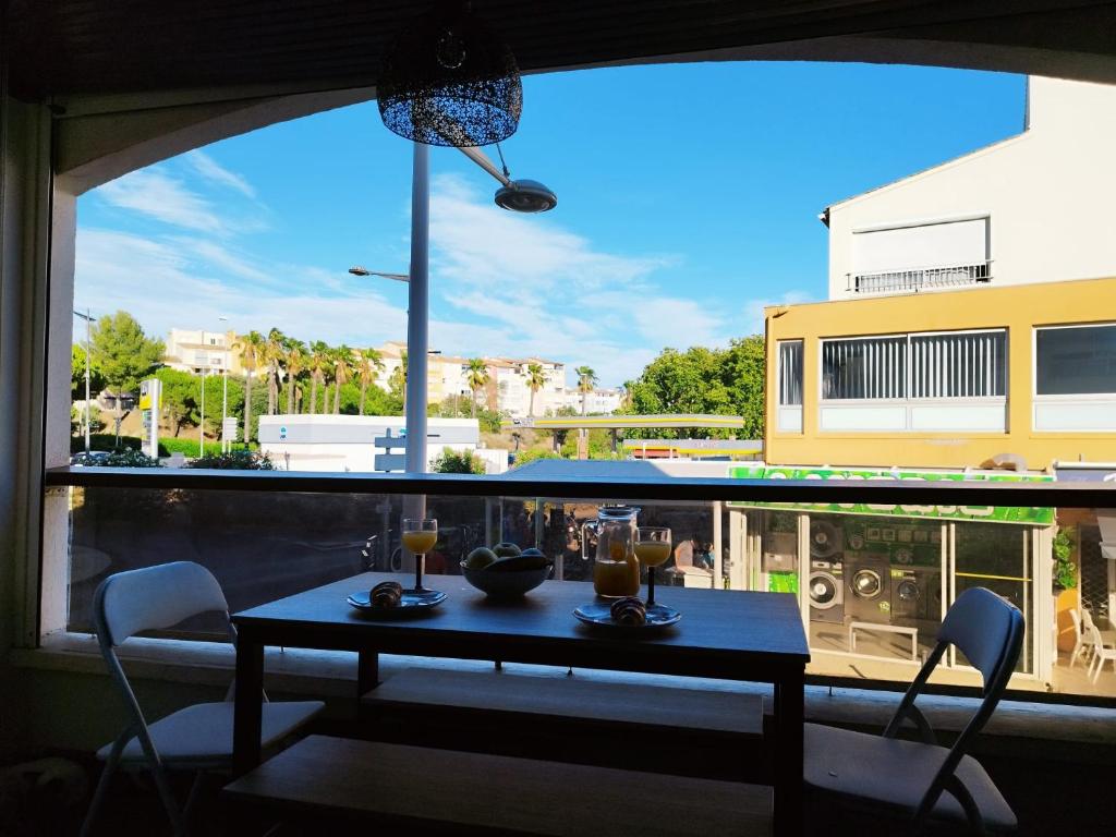 阿格德角Appartement centre port Cap d'Agde的大窗户前的桌椅