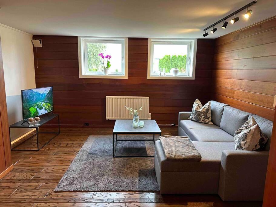 萨普斯堡Nyoppusset og romslig leilighet med 6 soveplasser i et familievennlig område的客厅配有沙发和桌子