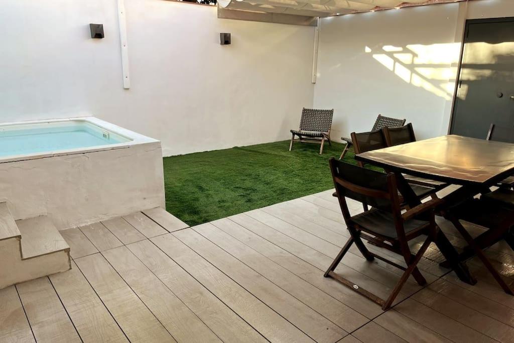 塞维利亚Casa unifamiliar FIBES的一个带桌椅的庭院和一个游泳池
