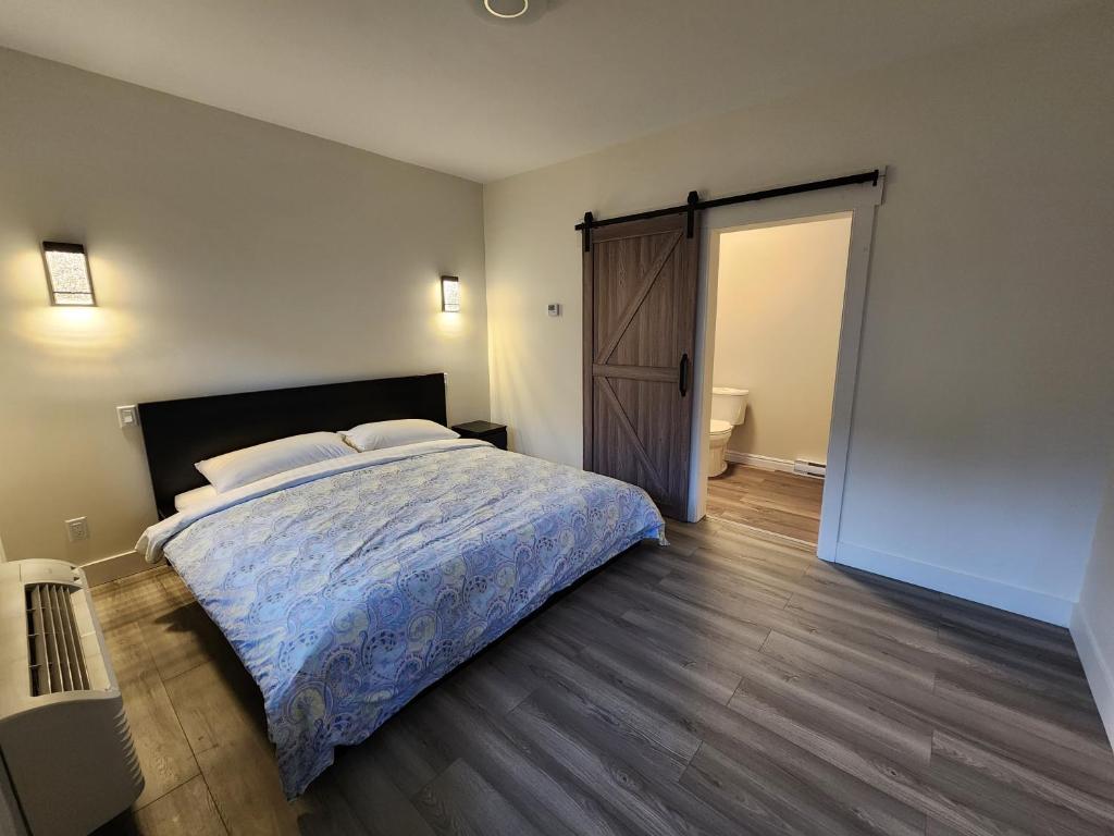 霍普City Centre Motel II的一间卧室设有一张床和一个推拉门