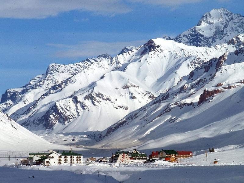 洛斯佩妮滕特斯Aires de Montaña - Departamento en Los Penitentes, Mendoza的山前有一座小镇