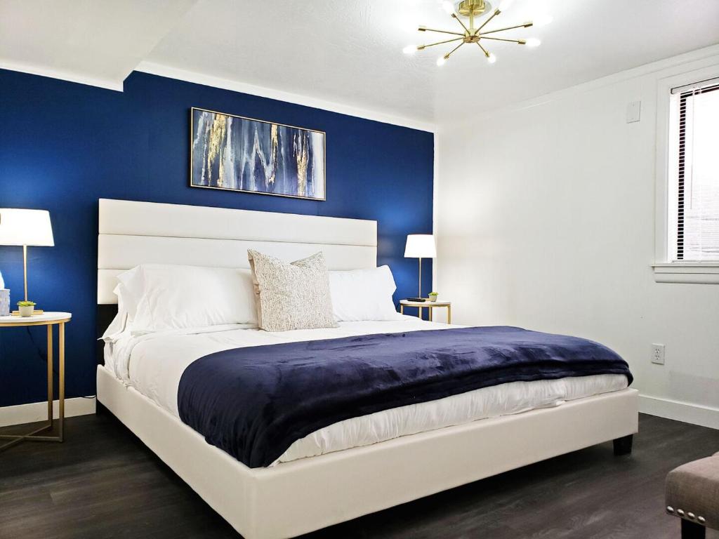 博伊西New on Bsu Campus 3 beds Fully Remodeled的一间卧室配有一张蓝色墙壁的床