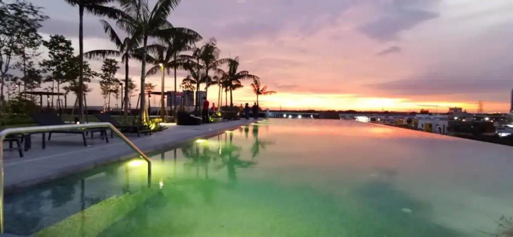 巴生Infinity pool apartment with stunning sunset view - GM Remia Residence Ambang Botanic的一座享有日落美景的大型游泳池