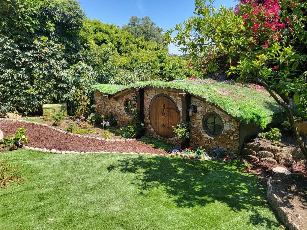 圣巴巴拉Hobbit Haven的花园,带绿色屋顶的房子