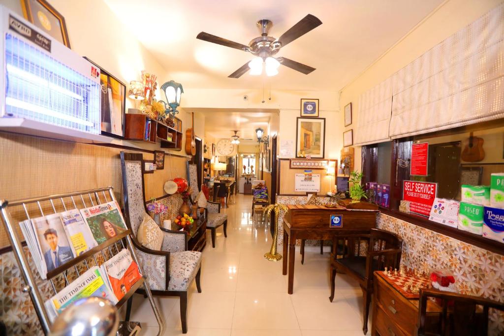 大诺伊达House Of Comfort Greater Noida Luxury的一间在房间内配有桌椅的餐厅