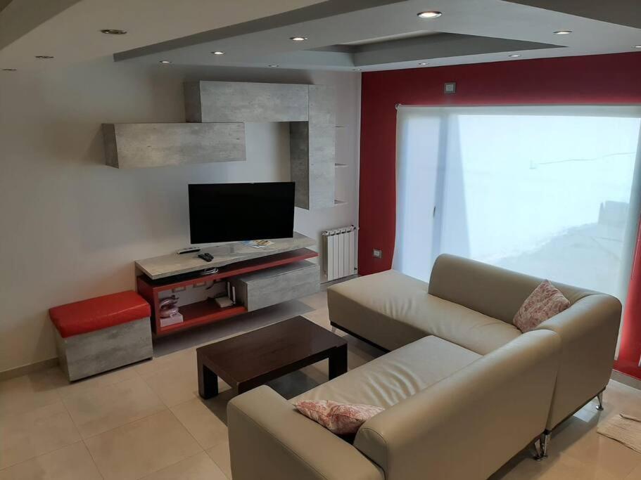 里瓦达维亚海军准将城Moderno Duplex - Alquiler en Comodoro Rivadavia的带沙发和平面电视的客厅
