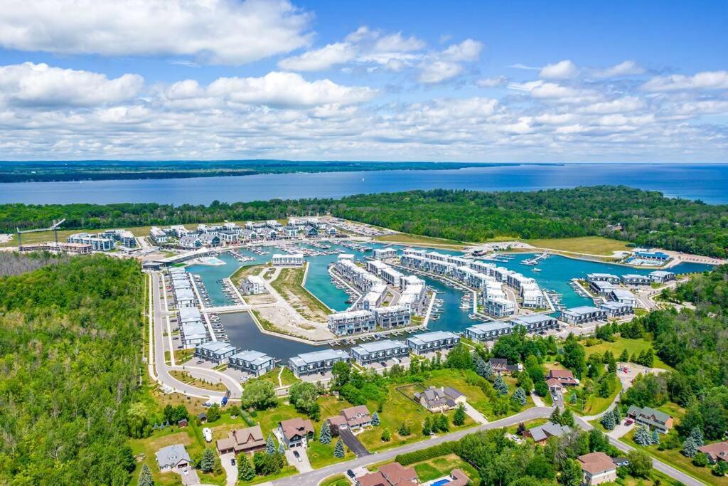 InnisfilFriday Harbour Resort Marina Cottage on Simcoe的享有码头的空中景致,设有船只