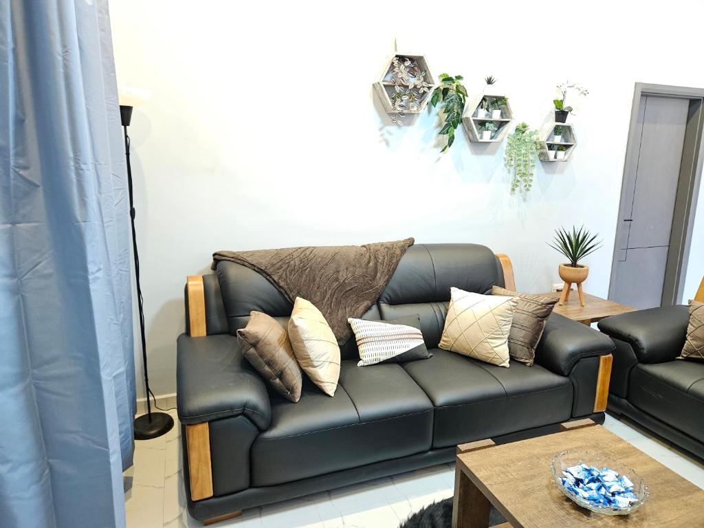 卢萨卡Villa Serene的客厅配有皮沙发及枕头