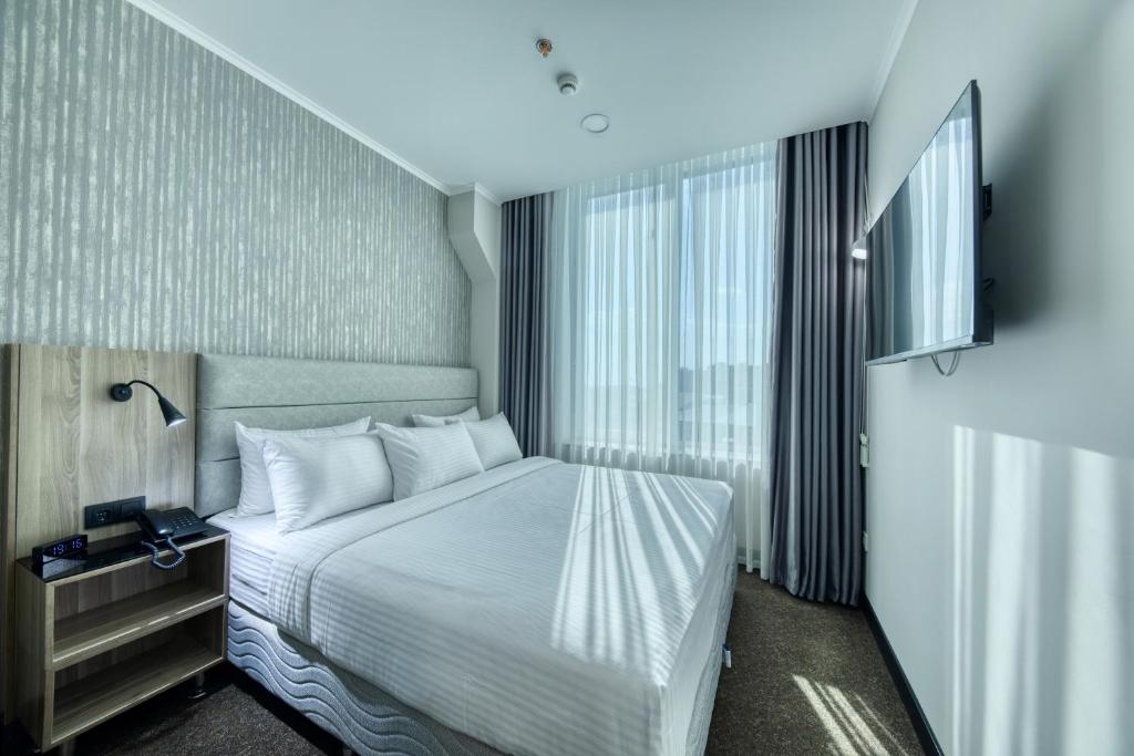 埃里温Expocore Hotel的酒店客房设有床和窗户。